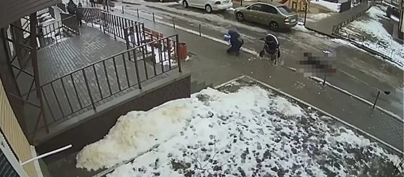 Ρωσία: Άνδρας πήδηξε από τον 17ο όροφο και έπεσε πάνω σε καροτσάκι - Νεκρό το βρέφος (βίντεο)